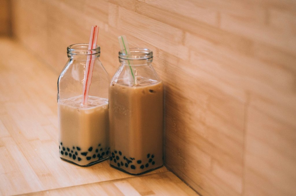 découvrez l'univers rafraîchissant du bubble tea, une boisson asiatique gourmande et colorée, parsemée de perles de tapioca tendres et de diverses saveurs parfumées. savourez l'expérience exotique du bubble tea chez vous ou en dégustation à emporter.