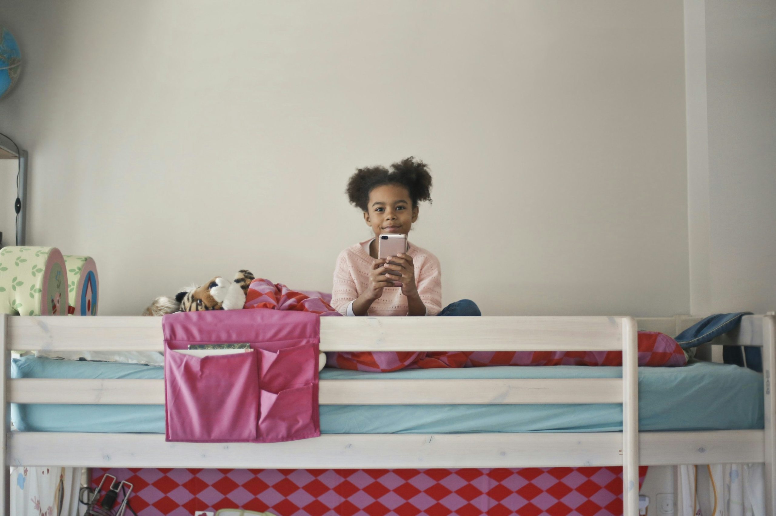 découvrez notre collection de lits pour enfants, parfaits pour créer un espace confortable et ludique dans la chambre de votre enfant.
