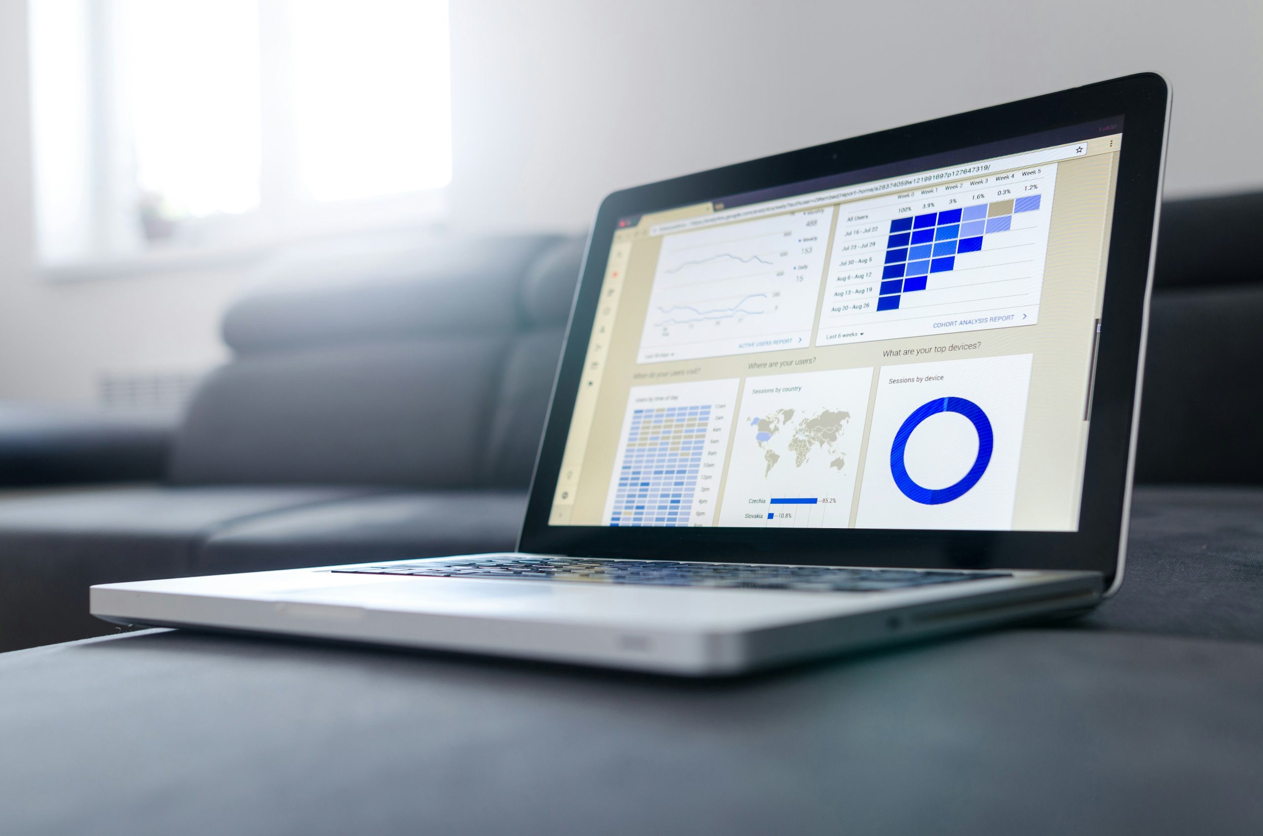 un data analyst est un professionnel spécialisé dans la collecte, l'analyse et l'interprétation des données, permettant ainsi de prendre des décisions stratégiques et d'identifier des tendances clés dans un environnement commercial ou scientifique.