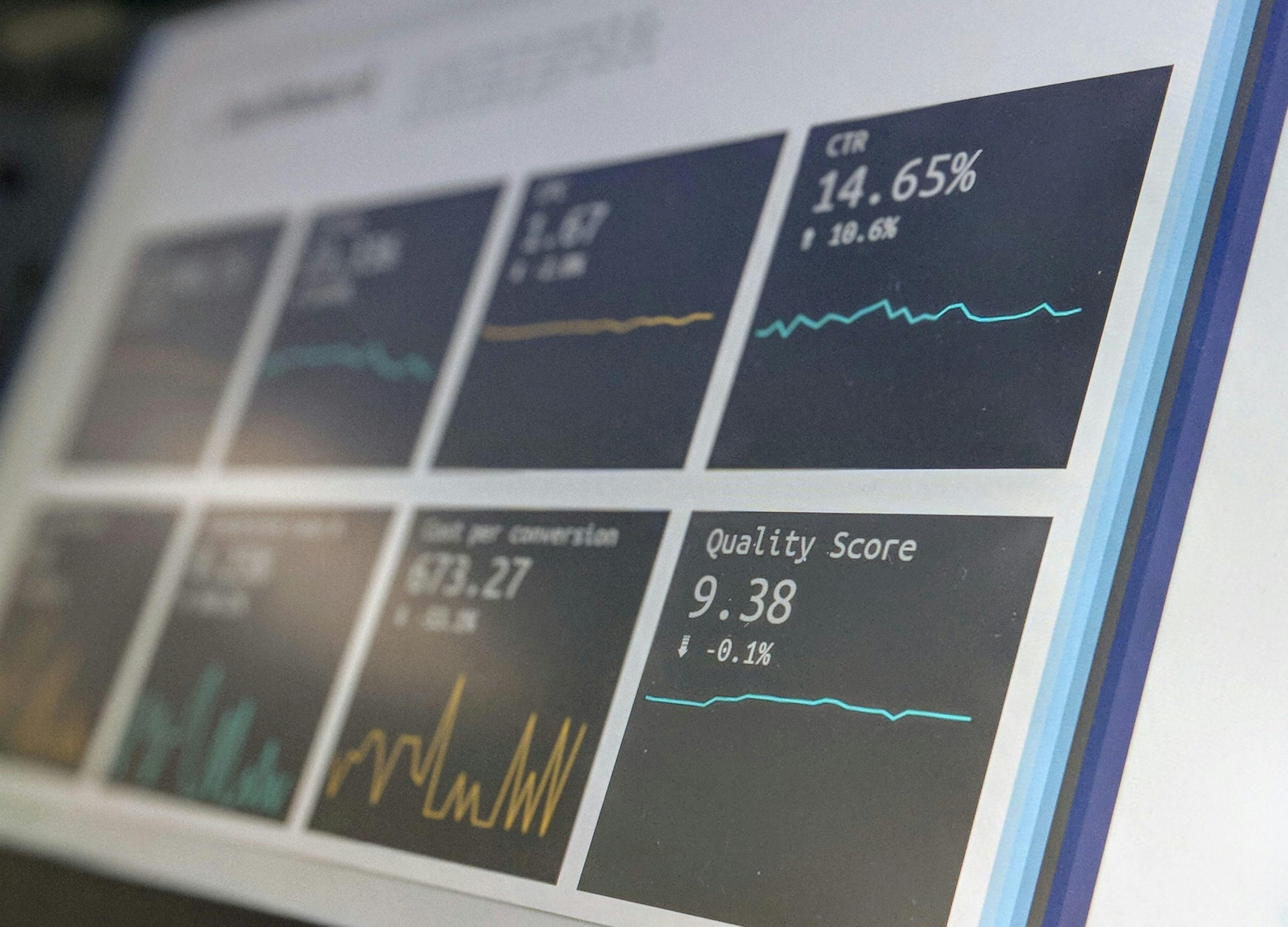 un data analyst est un professionnel spécialisé dans l'analyse de données, capable de collecter, traiter et interpréter ces informations pour aider les entreprises à prendre des décisions éclairées.