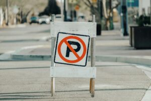 Le rôle essentiel des panneaux d&rsquo;interdiction et signalétique d&rsquo;entreprise